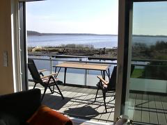 Aussicht vom Balkon auf Kanal und See